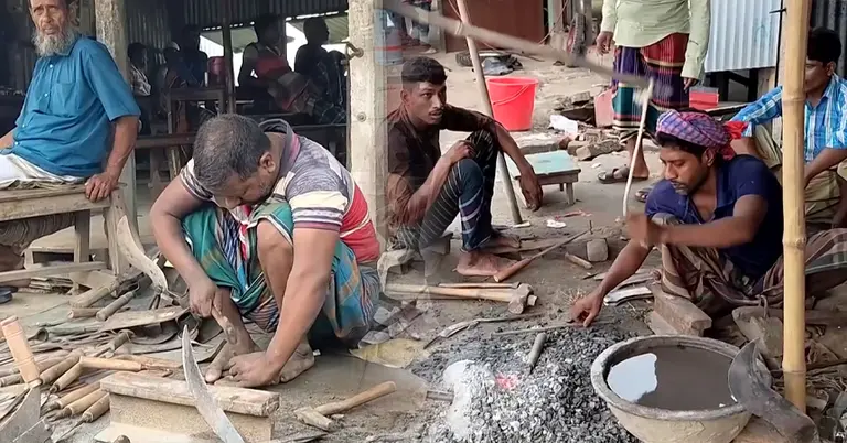 বিভিন্ন সরঞ্জাম তৈরিতে ব্যস্ত কামার শিল্পীরা